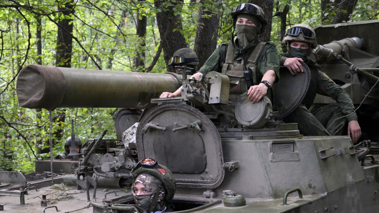 Экипаж самоходного миномета 2с4 «Тюльпан» Центрального военного округа ВС России во время боевой работы на краснолиманском направлении