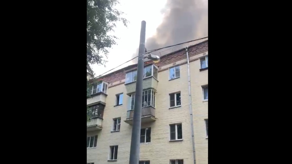 Появилось видео с места крупного пожара в жилом доме в Красногорске