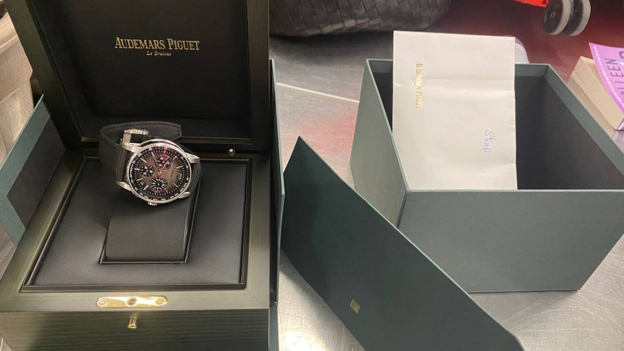 Часы за 4,5 миллиона рублей изъяли таможенники у пассажира в Шереметьеве