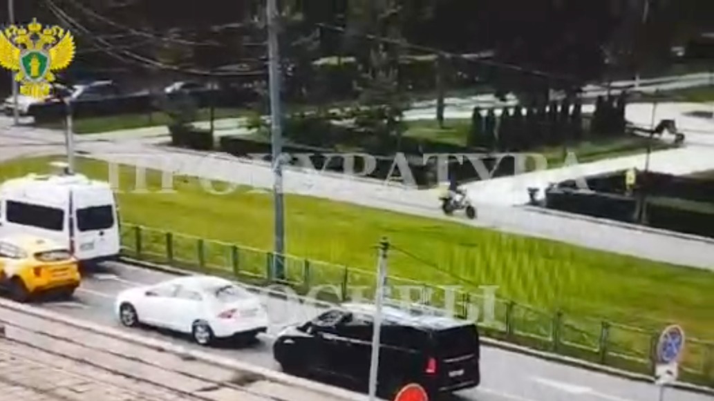 Появилось видео ДТП с участием ребенка и курьера на самокате на юго-западе Москвы