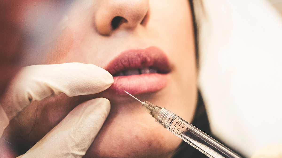 Дисморфофобия: почему мужчин вдруг стали раздражать женщины с накачанными губами