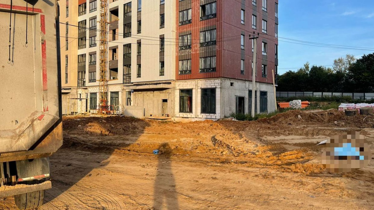 Водитель грузовика погиб от удара током на севере Москвы