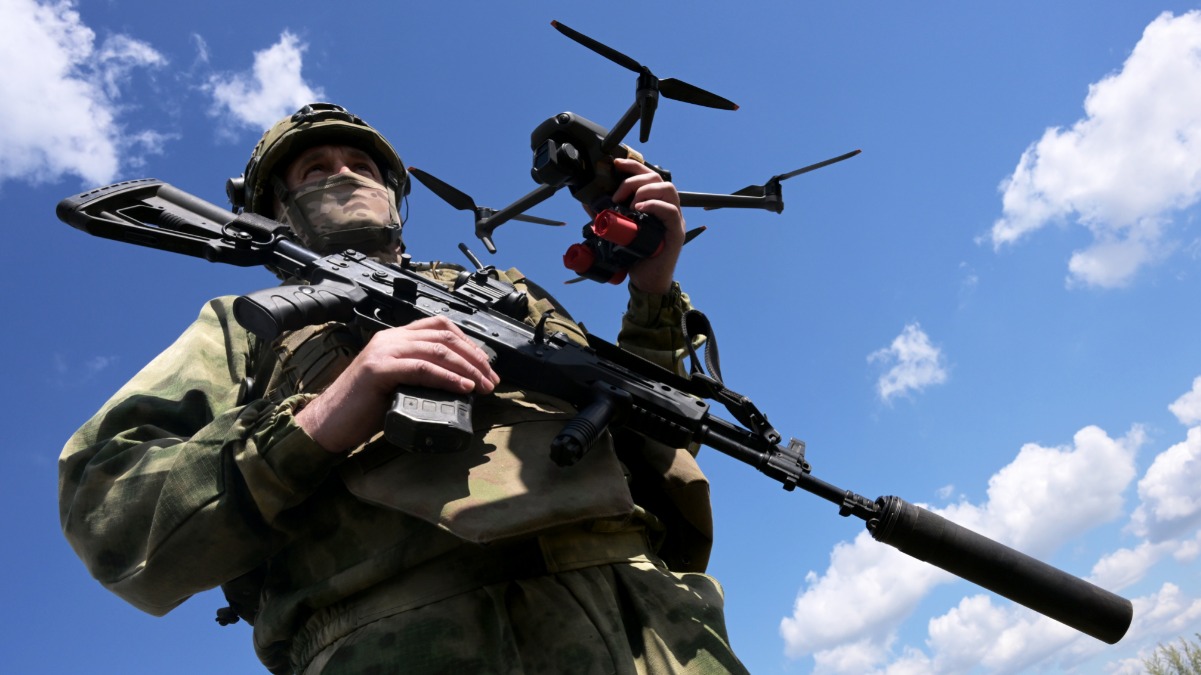 Российский боец проходит обучение на оператора беспилотников в зоне СВО 