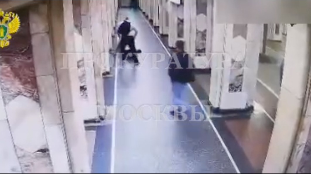 Мужчина жестоко избил пассажира в метро на станции «Семеновская». Видео