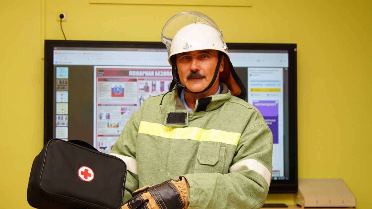 Преподаватель — организатор ОБЖ в школе № 2098 Андрей Леоненко часто проводит классные часы для детей, в которых рассказывает о том, как соблюдать безопасность во время учебы и в городе