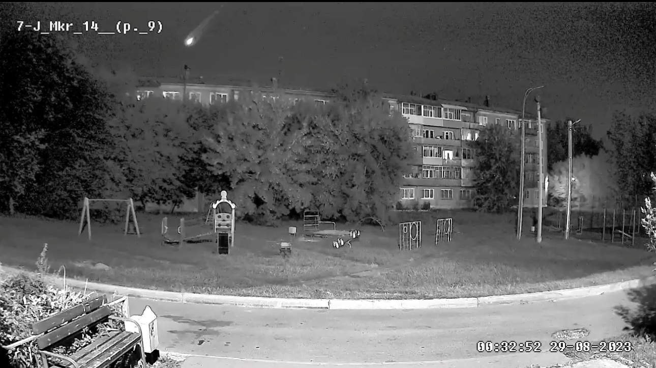 Камера домофона засняла падение метеора в Иркутской области