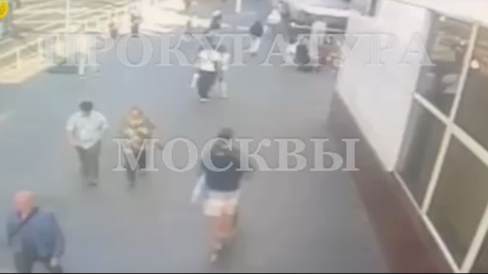 Подросток на электросамокате сбил 9-летнюю девочку в центре Москвы и скрылся. Видео