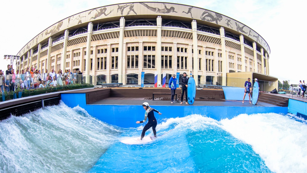 Гостей МУФ пригласили пройти бесплатное обучение серфингу в «Лужниках»