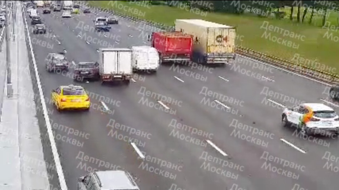 Два автомобиля столкнулись на 64-м километре МКАД