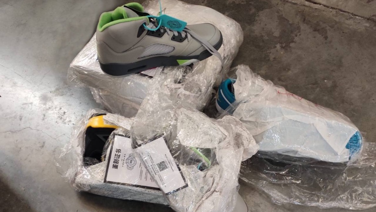 Таможенники остановили две фуры с 20 тоннами контрафактной одежды из Казахстана