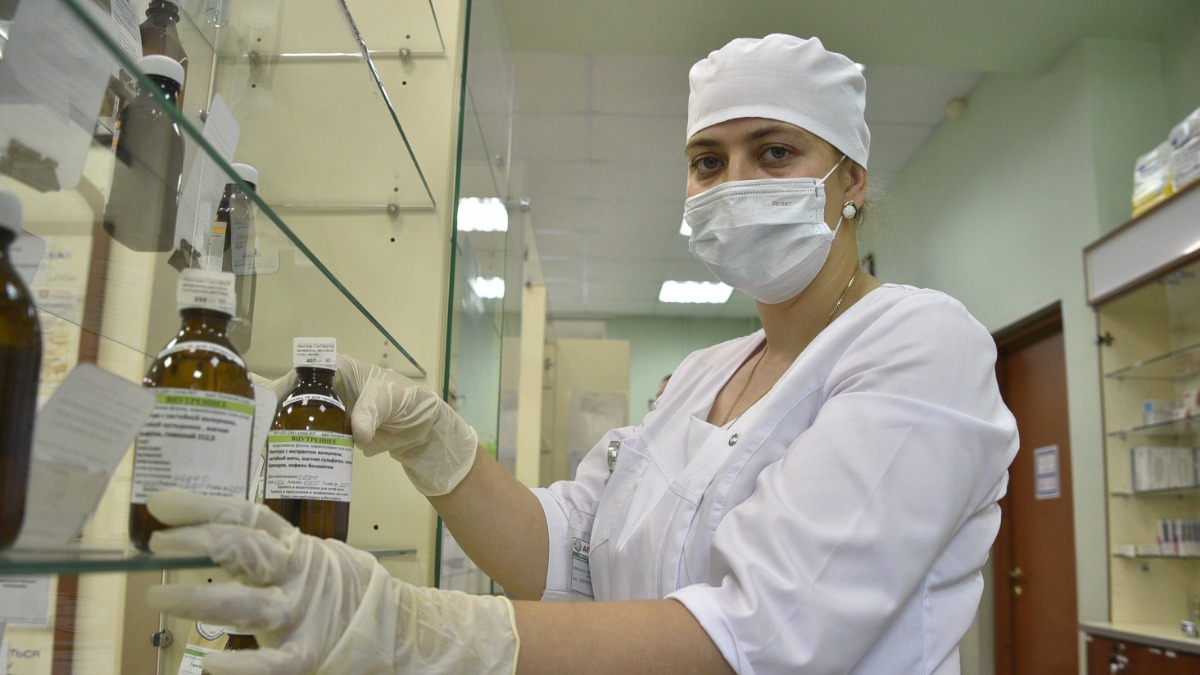 Фармацевт Наталья Ку- лумбегова за работой в аптеке № 51