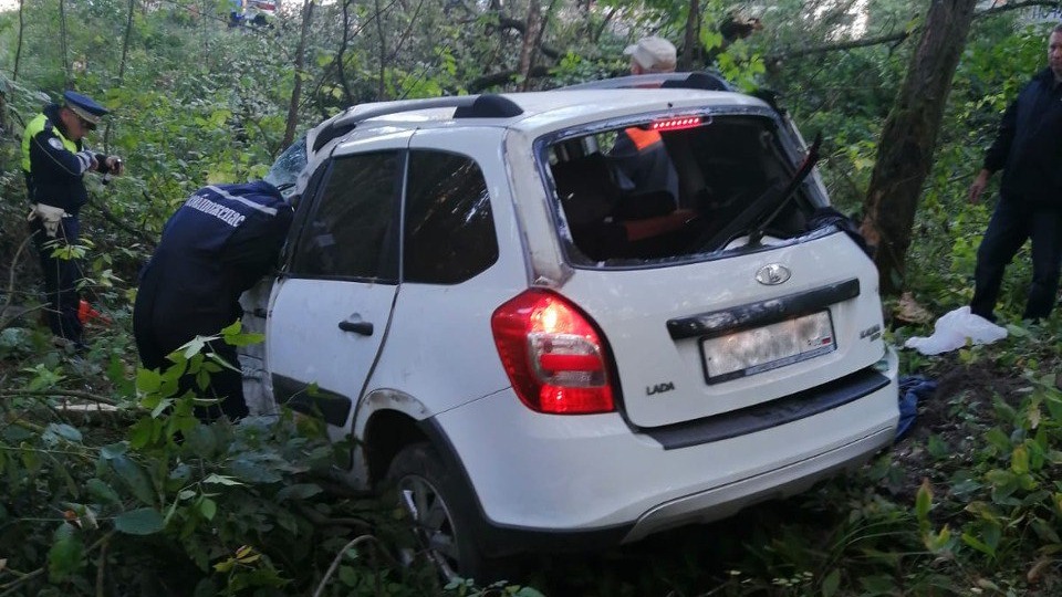 В Подмосковье женщина не справилась с управлением авто и вылетела в кювет