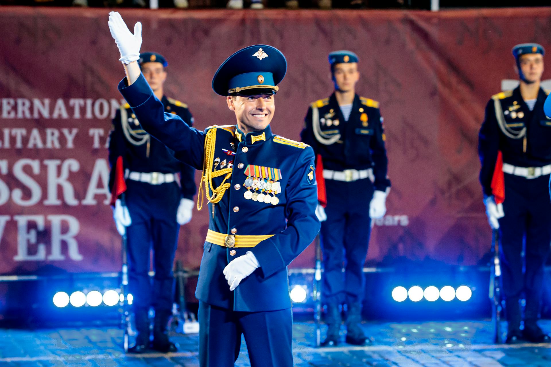 Начальник, художественный руководитель и главный дирижер Ансамбля песни и пляски ВДВ Владислав Твердый на Международном военно- музыкальном фестивале «Спасская башня»