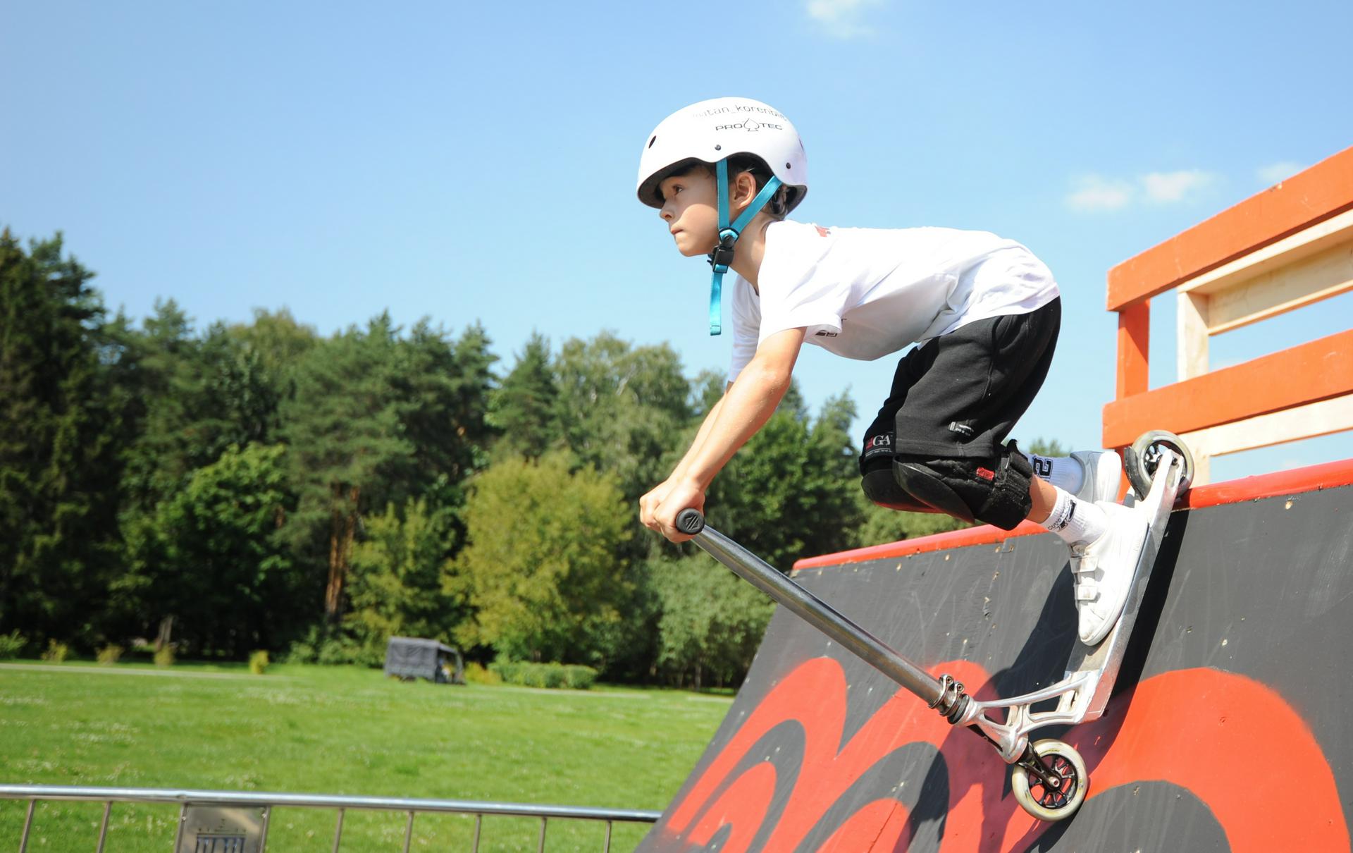 Самый юный участник Фестиваля неолимпийских видов спорта на ВДНХ — семилетний Итан Коренблит — показывает свою программу на трюковом самокате на одной из площадок мероприятия