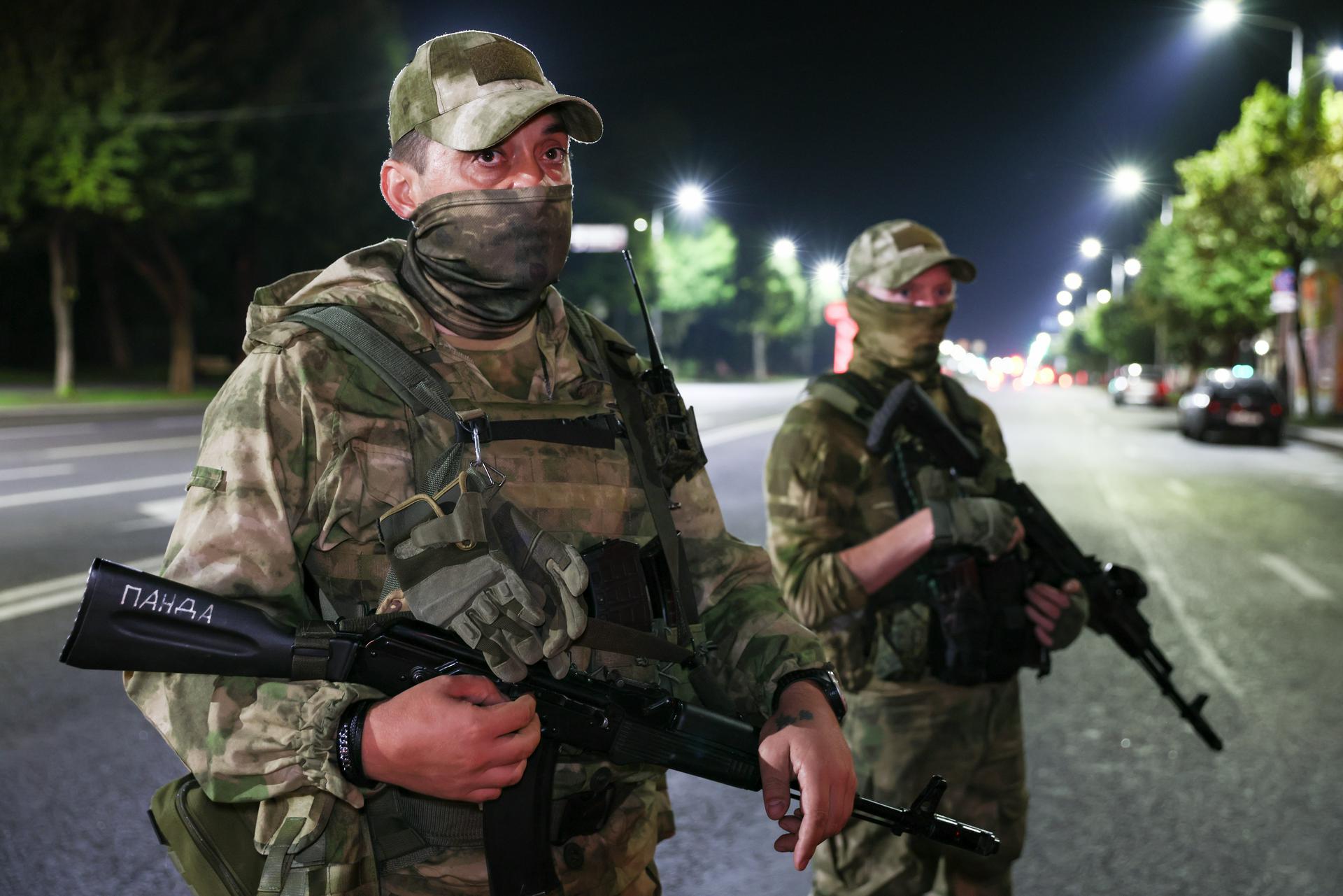 Военная полиция во время патрулирования в ночное время на улице Луганска