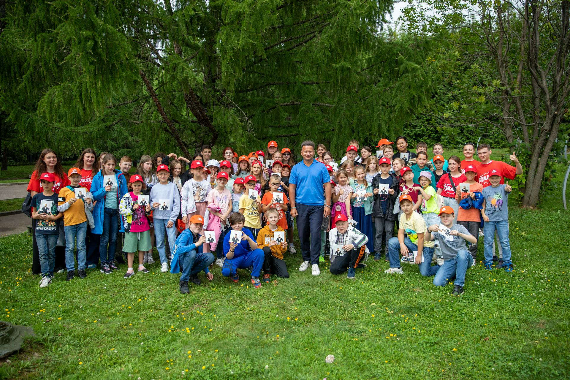 Актер Александр Олешко стал гостем детского летнего клуба Музея Победы