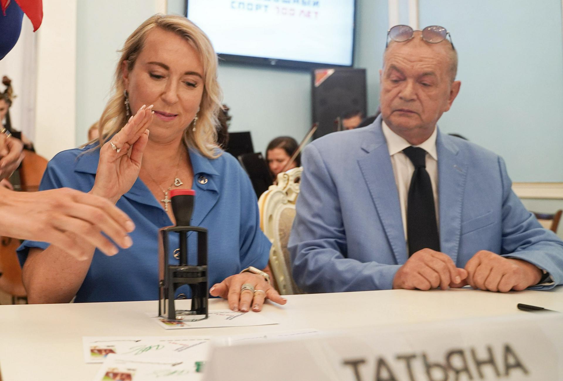 Главный тренер сборной России по синхронному плаванию Татьяна Данченко и главный редактор газеты «Вечерняя Москва» Александр Куприянов принимают участие в торжественном гашении почтовой марки, посвященной столетию городошного спорта