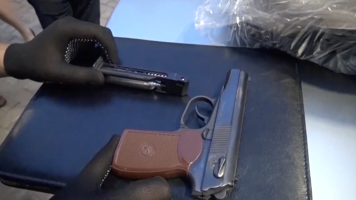 В Подмосковье мужчина напал на женщину в парке и отобрал рюкзак