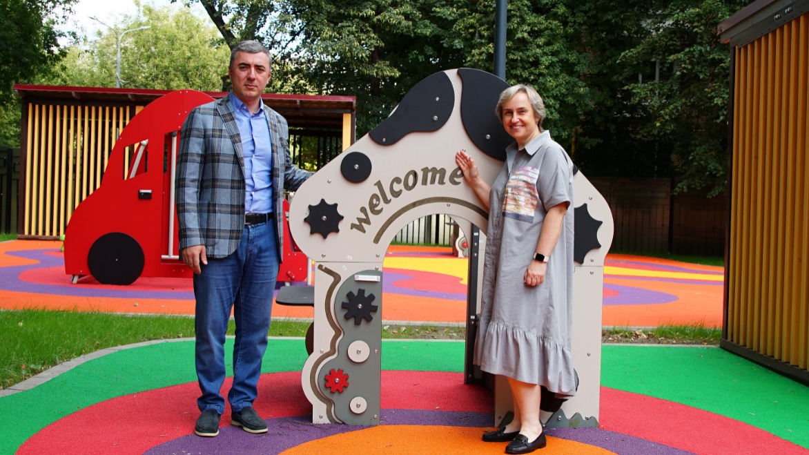 Глава муниципального округа Таганский Карен Аперян и директор школы № 1468 Светлана Гончарова