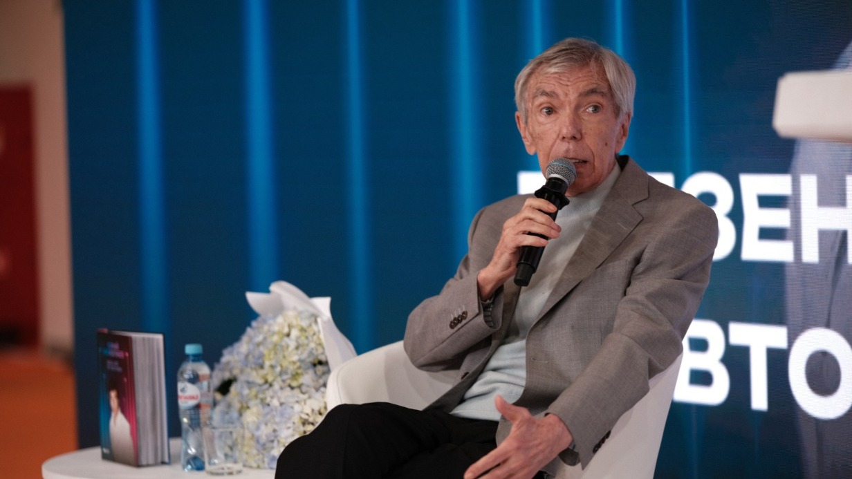 Юрий Николаев представил свою автобиографическую книгу на ММКЯ