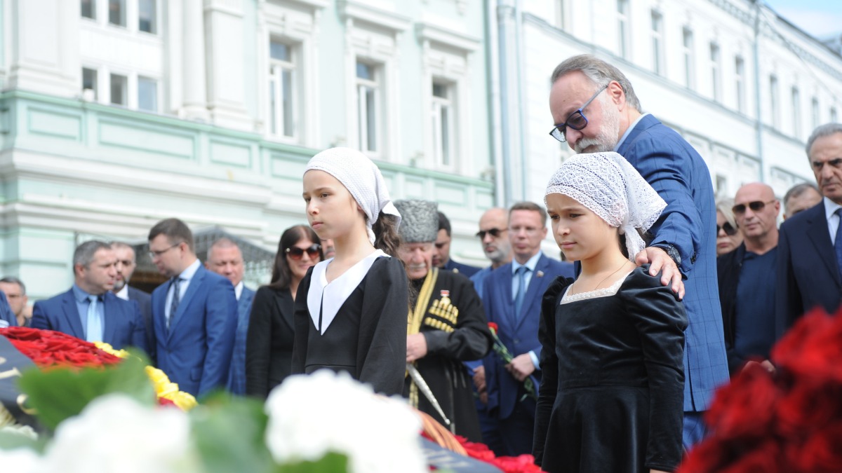 В Москве прошли панихиды и возложение цветов к мемориалу памяти жертв  теракта в Беслане