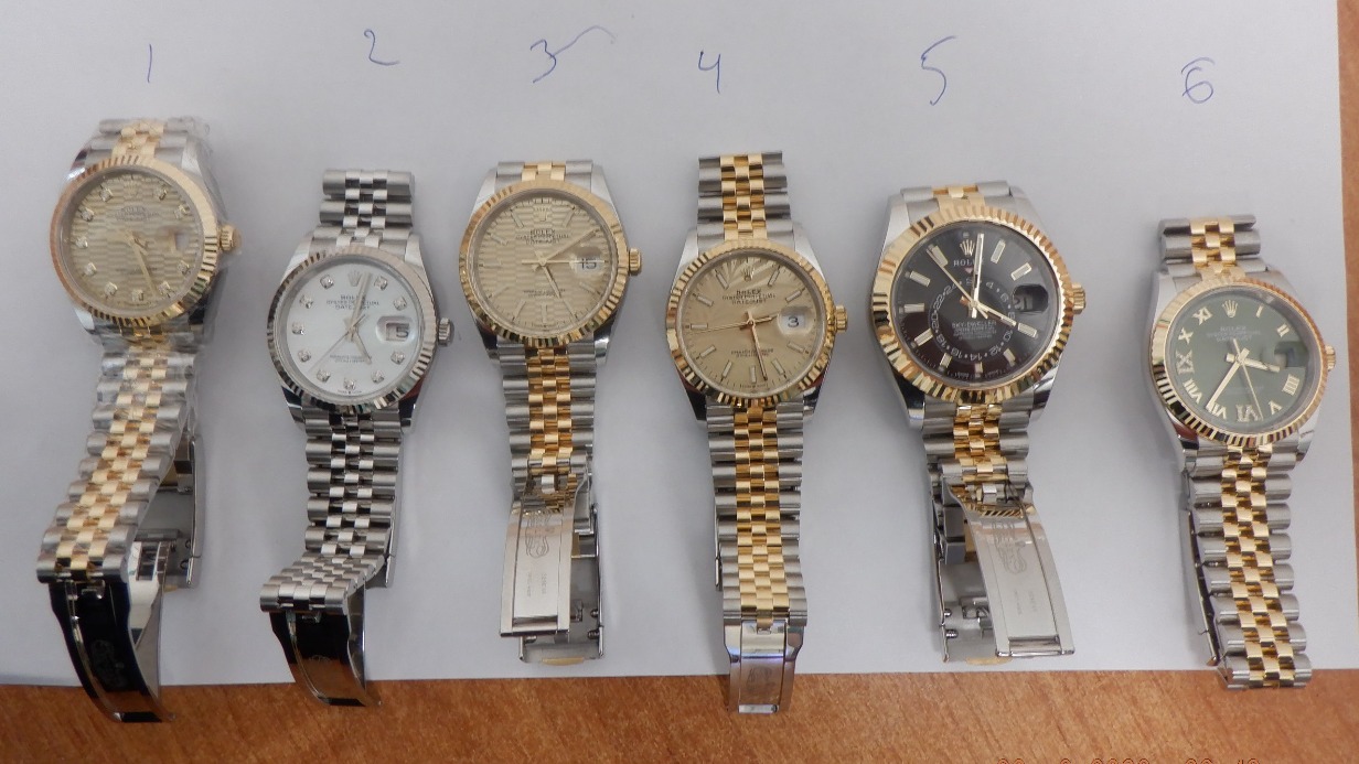 В аэропорту в Казани поймали мужчину с примотанными к ногам элитными часами