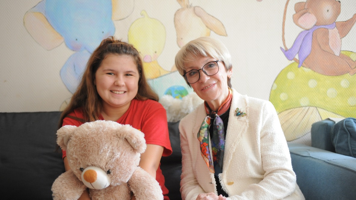 Президент организации «Справедливая помощь Доктора Лизы», врач-эндокринолог Ольга Демичева (справа) с жительницей Дома милосердия святителя Луки (Войно-Ясенецкого) Арианной Григоренко из Запорожской области