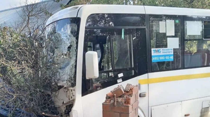 Три человека пострадали в результате столкновения автобуса с забором в Мытищах