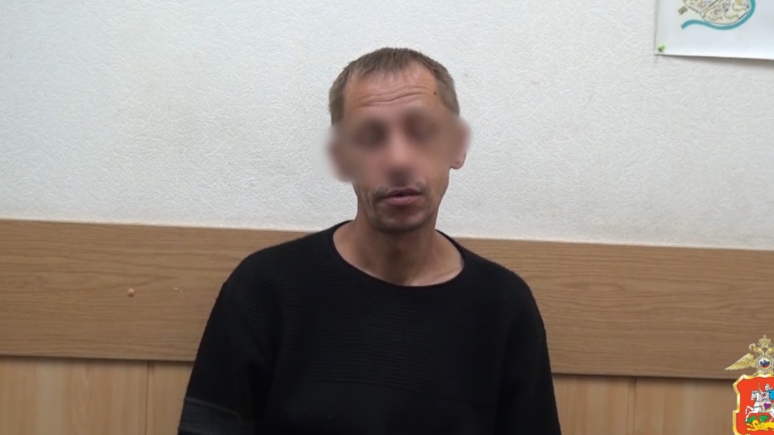 Вор пробил дыру в стене отверткой и украл деньги из кассы магазина в Подмосковье