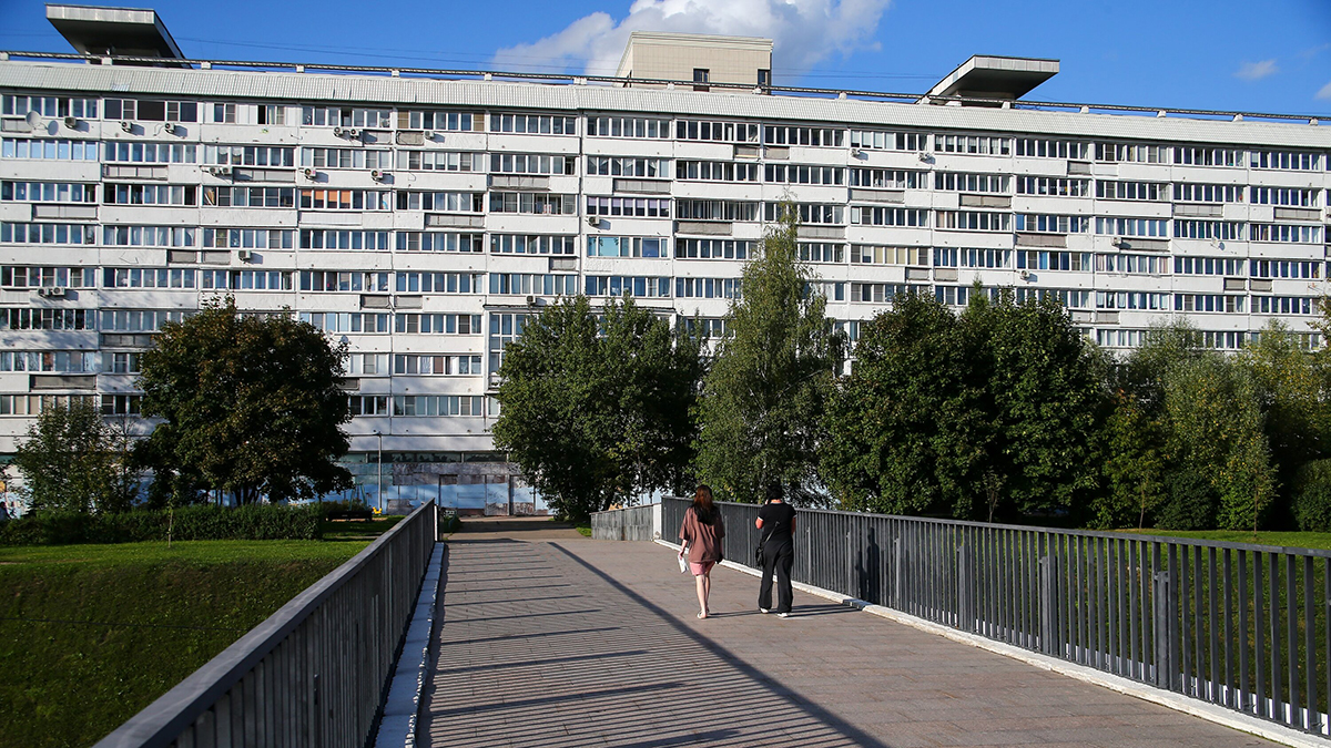 В ЗелАО вблизи жилых домов снесли полуразрушенное строение