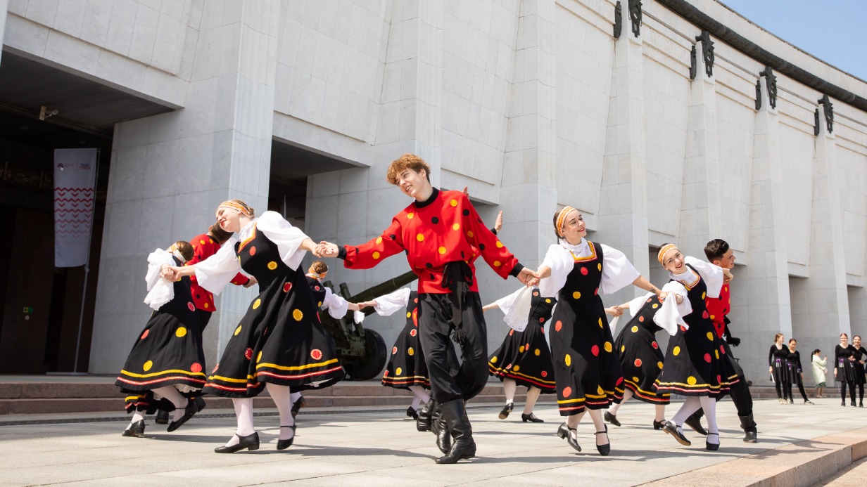 Масштабный танцевальный флешмоб пройдет у Музея Победы в День города 