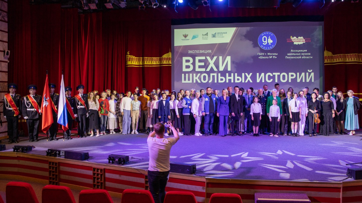 Выставка «Вехи школьных историй» начала работу в Музее Победы