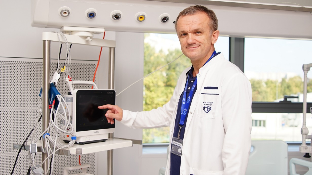 Главный врач Городской клинической больницы №15 имени О. М. Филатова Валерий Вечорко в отделении реанимации показывает современное оборудование, которым оснастили новый флагманский центр