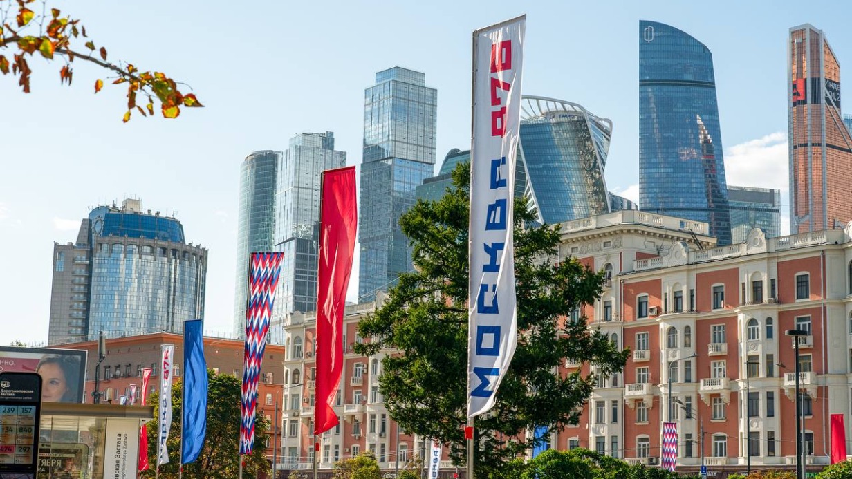 Москву украсили ко Дню города более 4,5 тысячи флагов и декоративных конструкций
