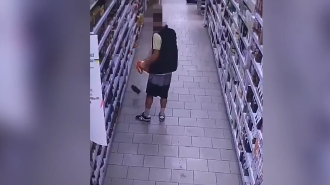 Пьяный мужчина пытался украсть из магазина в Подмосковье кофе. Видео