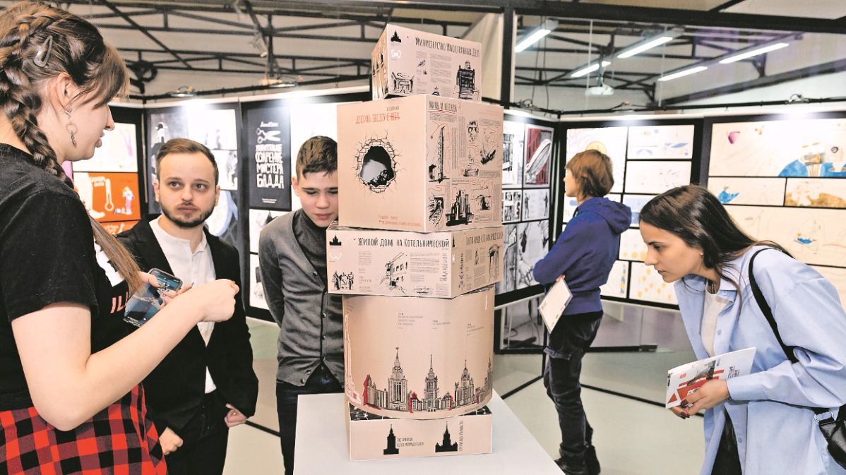 Москвичка Надежда Светлова (крайняя слева) представляет свой проект посетителям выставки столичного Института бизнеса и дизайна