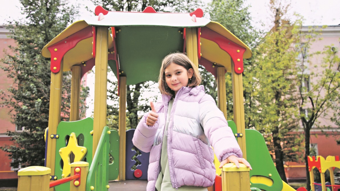 Юная москвичка Арина Самедова любит поиграть на детской площадке, благоустроенной в рамках городской программы «Мой район»