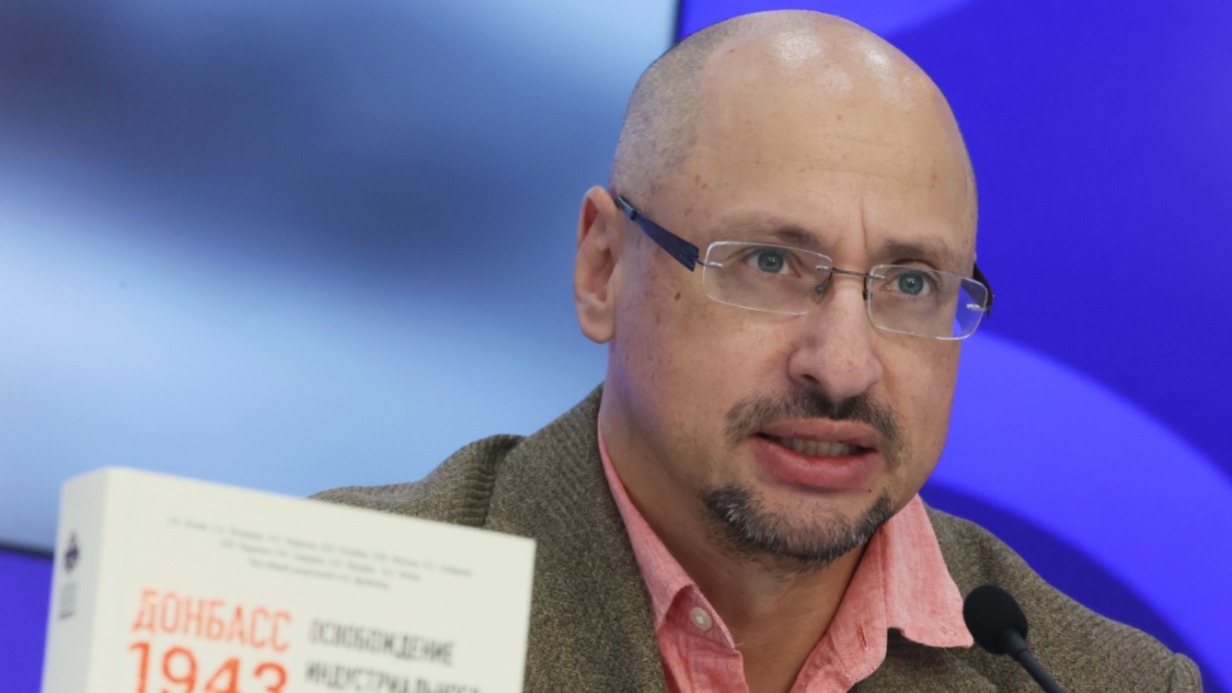 Директор Фонда сохранения исторической памяти «Я помню» Артем Драбкин представляет книгу «Донбасс 1943. Освобождение индустриального сердца России»