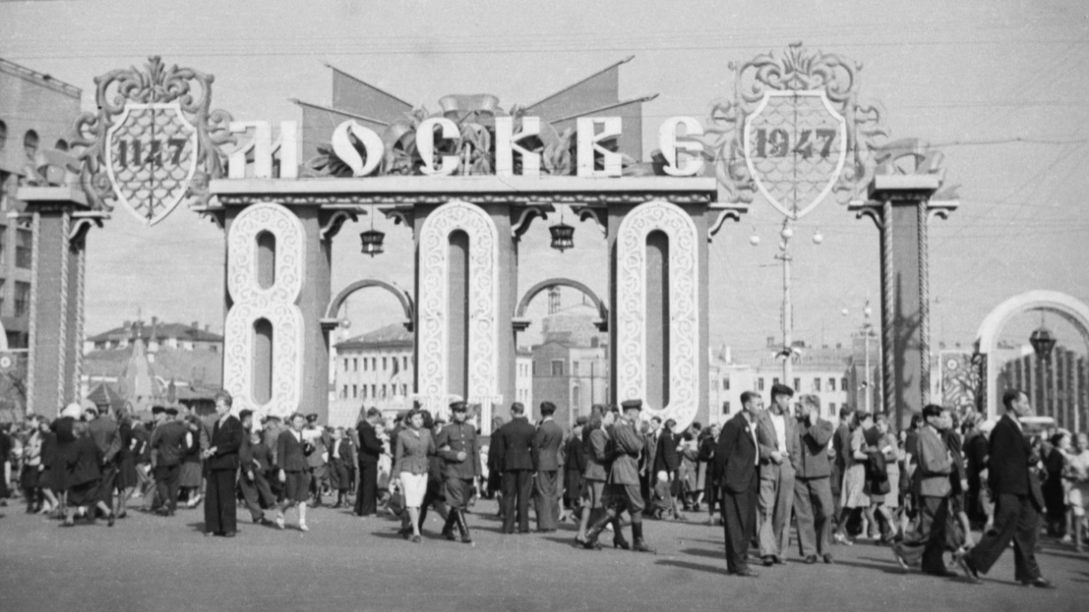 Москвичи собрались на Пушкинской площади, чтобы отпраздновать 800-летие города, 1947 год