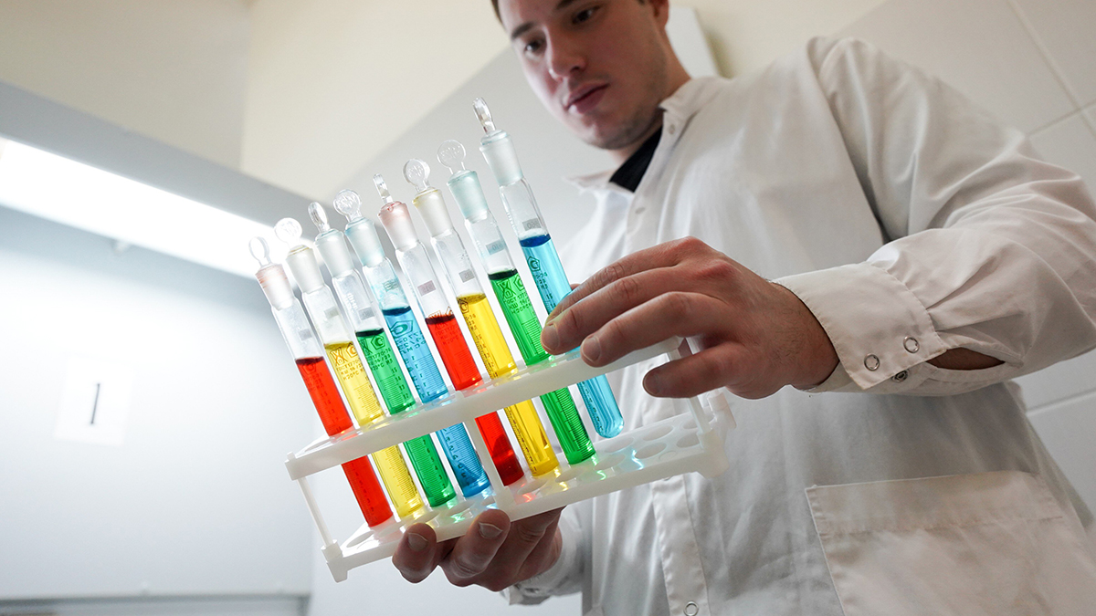 «Поражает мозг»: врач Крючков оценил угрозу смертельного вируса Нипах для России