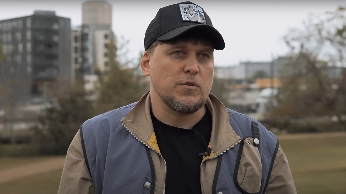 «Стендап развит на высоком уровне»: комик Незлобин объяснил свой переезд в США