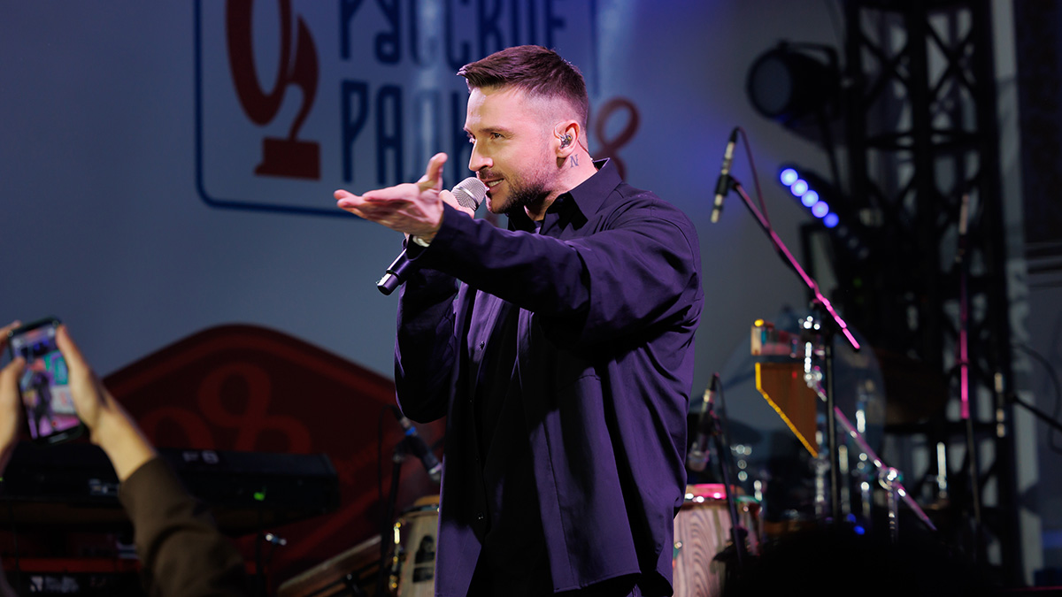 «Убежал переодеваться»: Лазарев — о нежелании фотографироваться с Волочковой