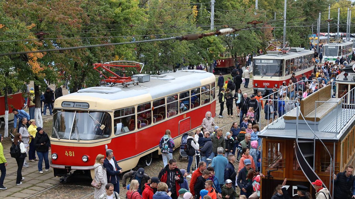 Парад трамваев собрал тысячи зрителей на ВДНХ