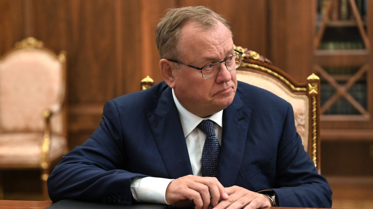 Глава ВТБ Костин предложил ограничить вывод рублей из России