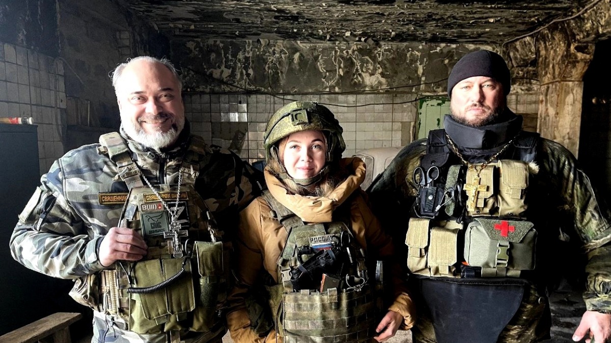 Поэт Инна Кучерова на передовой со священниками Максимом Серпицким (слева) и Георгием Дегтяревым проводят творческие вечера и духовные беседы, поднимают боевой дух российских военнослужащих