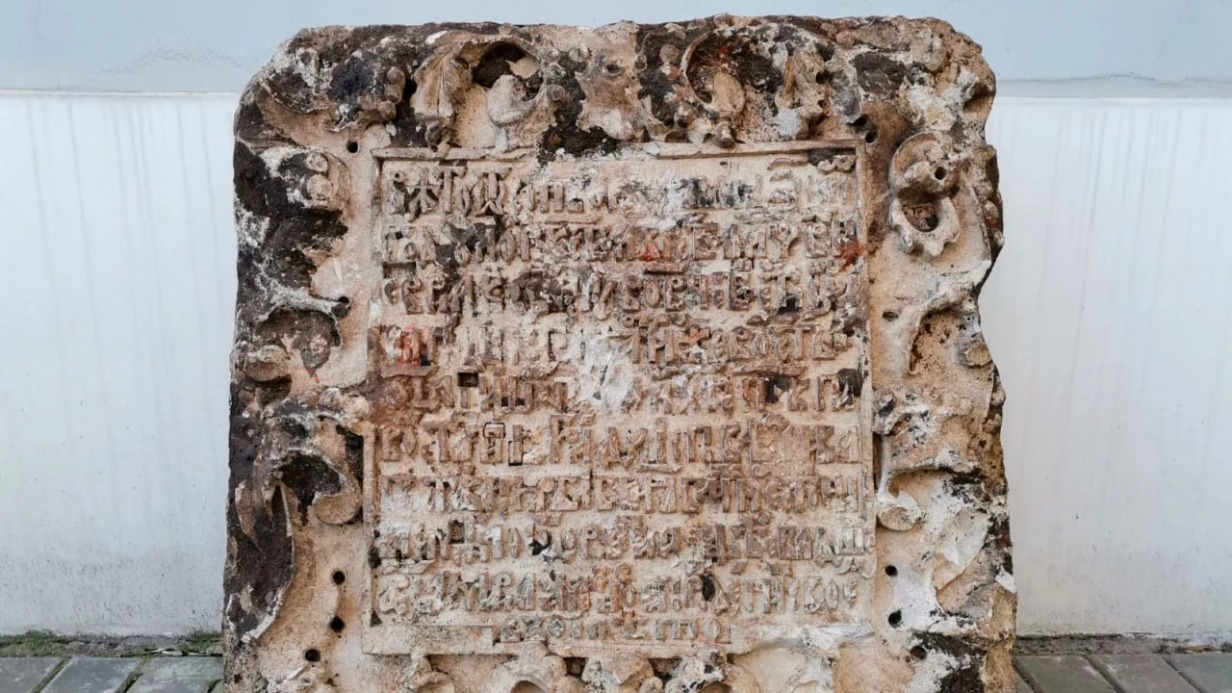 Медаль, сейф и надгробная плита: что нашли столичные археологи в этом году