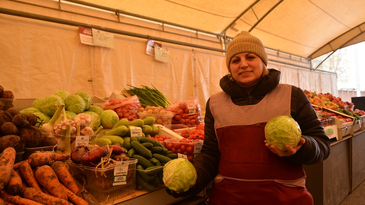 Продавец Елена Шаркунас на ярмарке у станции метро «Проспект Мира»