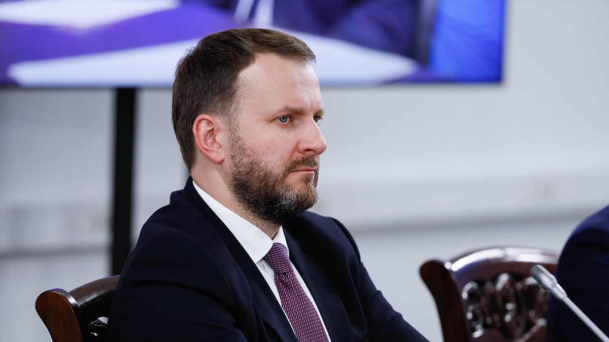 Орешкин: Рубль может укрепиться, но кардинальных изменений курса ждать не стоит