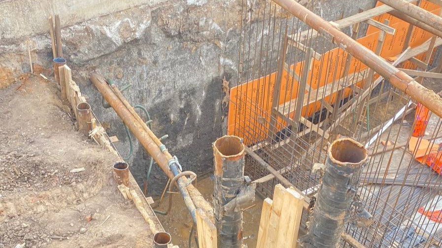 Рабочий упал в котлован на стройке на севере Москвы