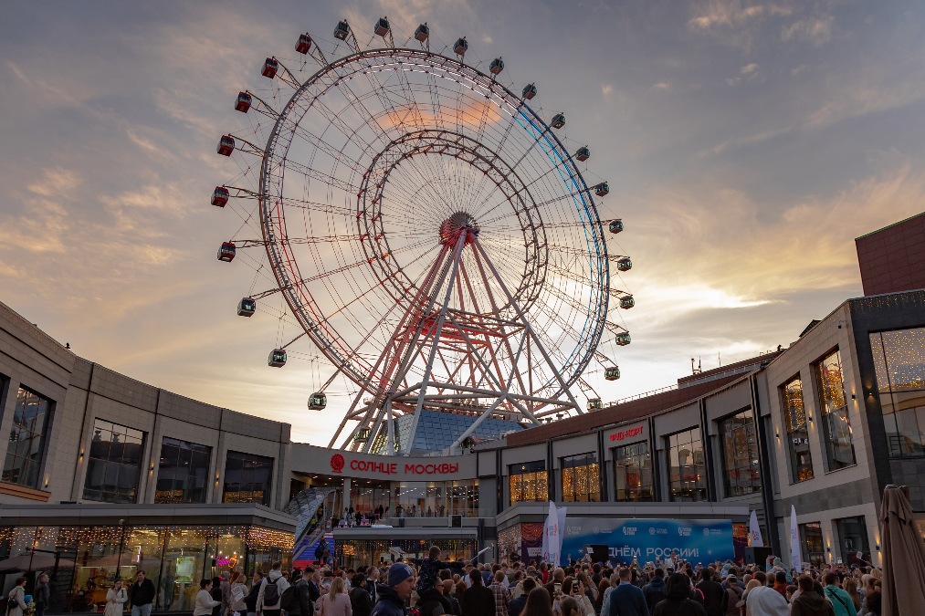 Колесо обозрения «Солнце Москвы» временно остановило работу из-за ветра 